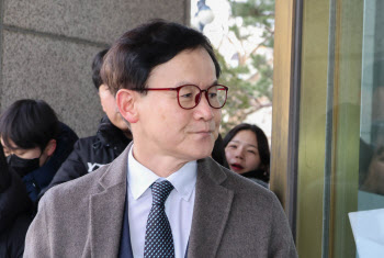 尹측 변호인으로 등장한 ‘헬릭스미스 비대위 자문’ 배진한 변호사