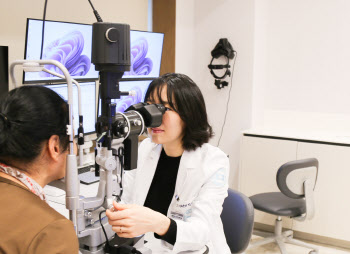 어두운 곳에서 스마트폰 오래 하면 눈 건강 치명적