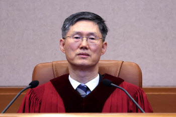 여당 사퇴 압박 속 꿋꿋한 문형배…헌재 입장 낼까