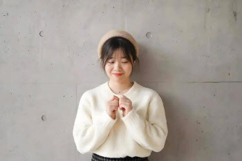 딥시크 만든 AI 천재소녀…'억대 연봉' 95년생 개발자는?