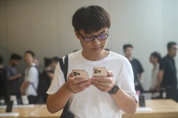 중국의 아이폰 사랑 되찾을까…알리바바와 손잡은 애플
