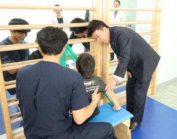 함영주 하나금융 회장, 장애인 생애주기별 지원…“꿈 펼치도록 힘 보탤 것”