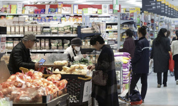 "안 먹고 안 쓴다" 노바이족 급증에 '초저가' 전쟁