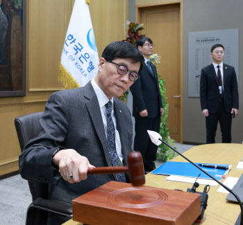 한은, 금리 인하할까…이창용 “다 잘 풀렸으면…”