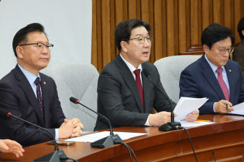 與권성동 "기초수급·차상위계층 25~50만 직접지원"(상보)