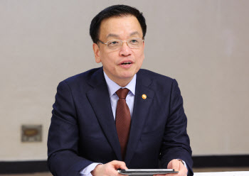 최상목 "외국인력, 선택 아닌 필수…첨단인재 위한 '톱티어비자' 신설"