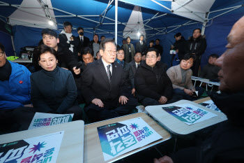 이재명, 광화문 천막농성장서 비명계와 시국간담회