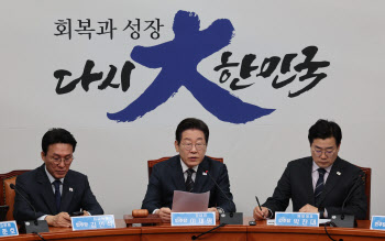 민주 “‘러시아 권총 밀수해 李 암살 제보’…신변보호 검토”(상보)