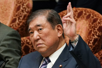 ‘상품권 논란’ 日이시바 지지율, 20%대 급락…‘퇴진 위기’
