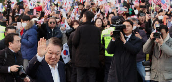 尹 탄핵선고 앞 출판가 “대통령의 자격, 다시 묻다”