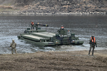 육군 5공병여단, '한미연합 도하훈련'…연합 부교 구축으로 목표 점령