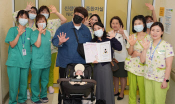 다섯쌍둥이 넷째 ‘새별’ 건강히 퇴원, 가족 품으로