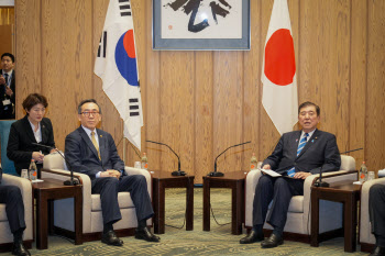 외교장관, 日 총리 만나…"먼저 변하고자 하는 노력 중요"