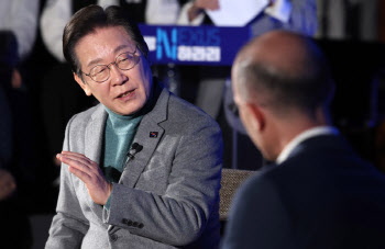 "나 공산주의자냐" 이재명, 하라리에 'K엔비디아' 묻자