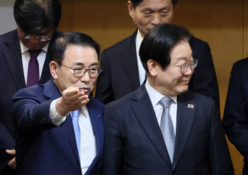 野, 대출금리 법적비용 포함 금지 입법에…은행 ‘절충안’ 제시