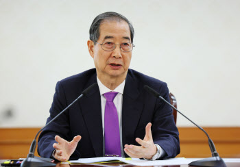 통상전쟁 선봉장 자임한 한덕수, 트럼프와 통화 성사될까
