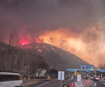 “전 시민 대피하라” 도로에서도 보이는 안동 산불 상황(영상)