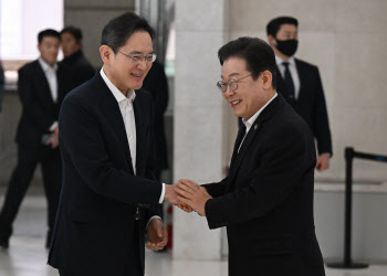 앞에선 총수와 인증샷, 뒤에선 기업 옥죄기
