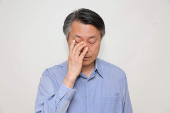 백내장 수술 후 발생할 수 있는 인공수정체 탈구