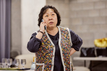 황정민 "코미디극 주연은 처음, '장진 대본'의 힘 믿었죠"