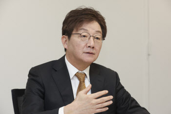 유승민 "무소속·제3지대 출마, 백지상태서 고민"