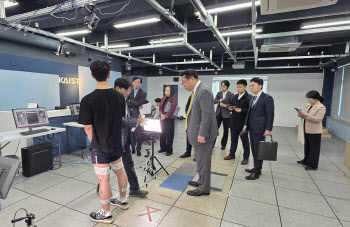 주형환 "에이지테크 관련 국가표준 개발…KS인증 본격 추진"
