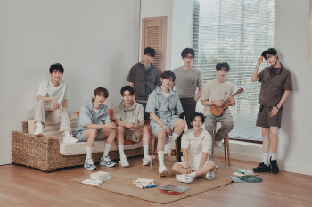 폰드그룹 ‘비비씨어스’, 제로베이스원 여름 화보 공개