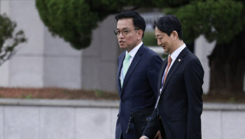 한미 관세협상 성과는…IMF, 韓성장률 1%대 하향 가능성