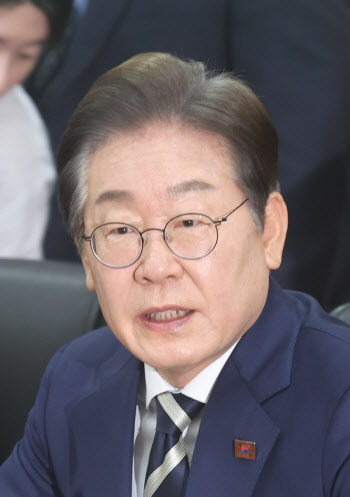 "돌봄 소외 없는 사회 만들것"…이재명, 공공의료 공약 발표