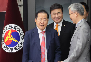 의협 회장 만난 홍준표 "의대 2000명 증원은 무리"
