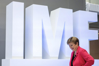“새로운 세계에 접어들었다”…IMF, 올 세계 성장률 3.3%→2.8%