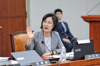 추미애 "바퀴벌레 잔치판" 국힘 경선 원색적 비난