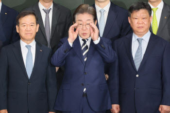 이재명, 지역 맞춤형 공약 속도…중도보수 끌어안기 '총력전'