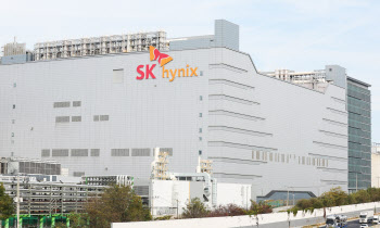 HBM 덕에 깜짝 실적…SK하이닉스, 영업익 7.4조원(상보)
