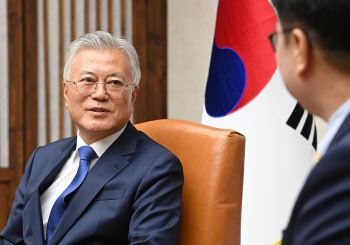 문재인 "尹정부, 한반도 대결 부추겨…철 지난 이념 사로잡혀"