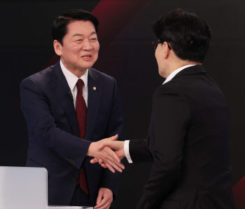 안철수 ‘尹 파면 사과’ 제안에…한 “줄곧 사과”·홍 “검토”·김 “복잡한 문제”