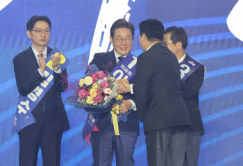 이재명 "내란·퇴행 구시대 청산…새 시대 명령 받아"