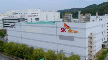 SK실트론, PEF들 눈치싸움…국적·업황 리스크에 '셈법 복잡'