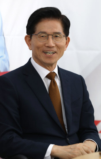 김문수 “반(反)명 빅텐트론으로 판세 흔들 것…국민 모두가 행복한 나라”