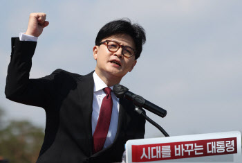 韓등장에 싸움닭 자처한 한동훈 “이재명 개싸움 이길사람 나”