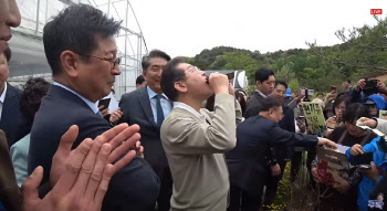 이재명, 지지자가 건넨 ‘대추즙’에…“받으면 또 검찰 불려가”