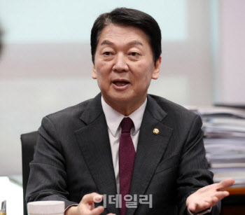 安, 단일화분란에 "이럴바에 가위바위보로 후보 정하는 게 나았다"