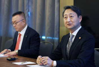 산업장관 “체코 원전계약 불가피 연기…계약 자체엔 문제 없어”