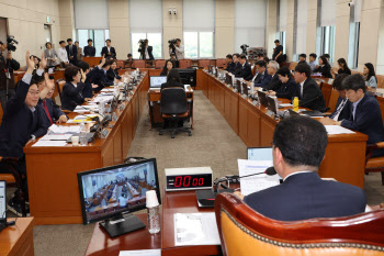 민주당, ‘허위사실공표죄 축소’ 단독 처리…국힘 “李 면소 입법” 반발