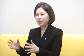 "기저귀 갈던 손으로 법전을”…늦깎이 변호사 엄마의 힘