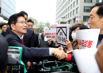 "당이 공모해 韓 꽃가마"…격분한 김문수, 법정서 맹비난(종합)