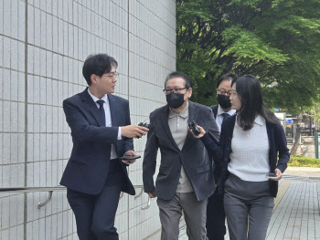 건진법사, '김건희 목걸이' 질문에 침묵…정치자금법 공소기각 주장 철회