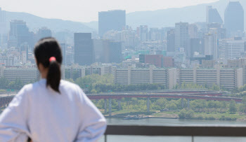 거래 줄었는데 이 지역 아파트값 '껑충'…군불 떼는 부동산시장