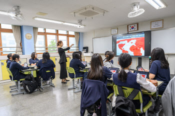 “손에 쥔 아이패드가 교과서”…덕성여중, 디지털 전환 교실을 가다