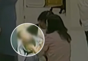 "코가 파랗게 변해"…아기 업고 어린이집 뛰어든 엄마의 사연